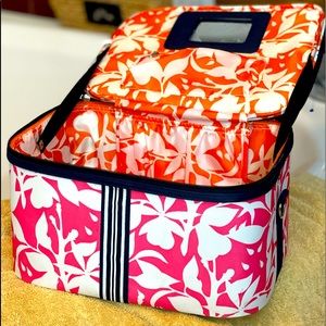 Large cosmetics/toiletries case